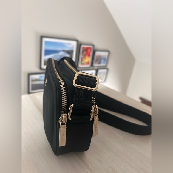 Lululemon Crossbody Camera Bag - 2L (black and gold) - Picture 5 of 7